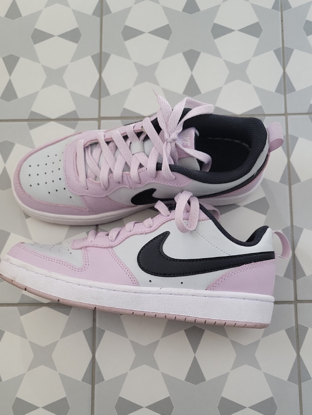 Nike Low-Top Sneakers in Light Pink, White and Black